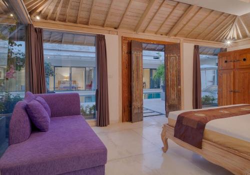 Ένα ή περισσότερα κρεβάτια σε δωμάτιο στο Canggu Villa by Sanga Sanga Hospitality