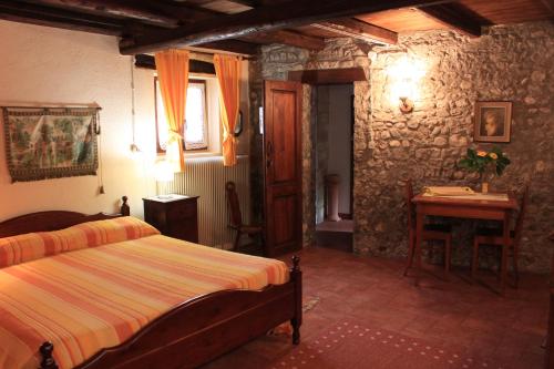 a bedroom with a bed and a desk in a room at Casa Barnaba-Manin in Trivignano Udinese