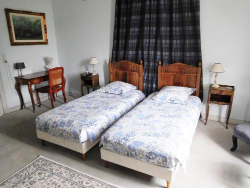 Postel nebo postele na pokoji v ubytování Chambres d'hôtes Château de Courcelette