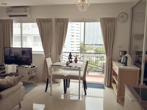 Trio Gems Condo Pattaya, Thailandにあるテレビまたはエンターテインメントセンター
