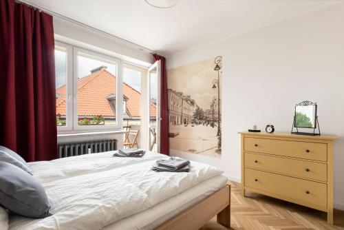 a bedroom with a bed and a window at Apartament Ogród Krasińskich in Warsaw