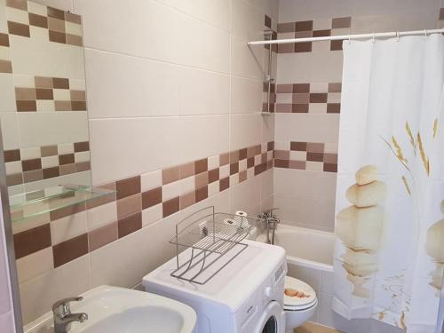 ein Badezimmer mit Toilette und Waschbecken in der Unterkunft Superbe appartement à Costa Antigua in Costa de Antigua