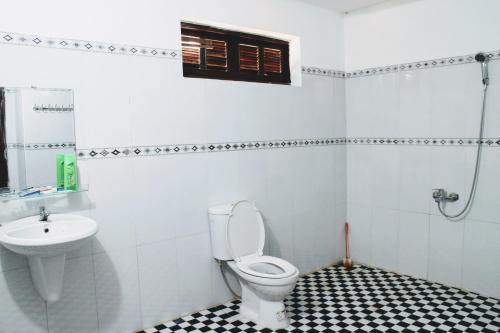 uma casa de banho com um WC e um lavatório em CocoPalm Villa near Beach - Mango room em Hội Mỹ