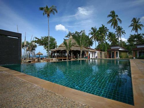 Bazén v ubytování Coco Lanta Resort - SHA Extra Plus nebo v jeho okolí