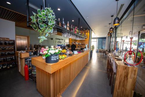 En restaurant eller et andet spisested på City Center Hotel