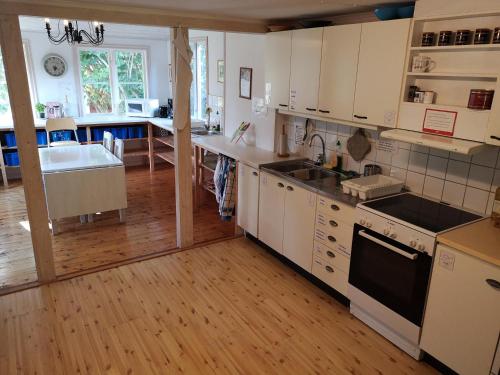 Kuchyň nebo kuchyňský kout v ubytování STF Hagaby/Lantgården Hostel