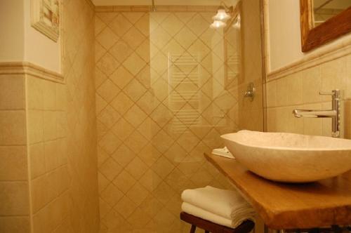 ein Bad mit einem Waschbecken und einer Dusche in der Unterkunft La Cantina in Alberobello