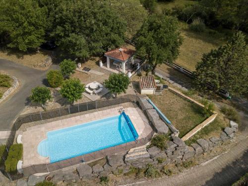 uma vista superior de uma piscina num quintal em Adorable holiday home with pool em Uzer