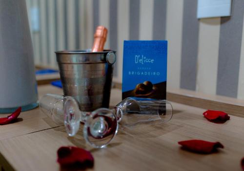 a close up of a glass bottle on a table at Hotel Cravo e Canela in Campos dos Goytacazes