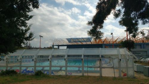 Bazén v ubytovaní CENTER in the city near the sea and conference center of concert hall alebo v jeho blízkosti