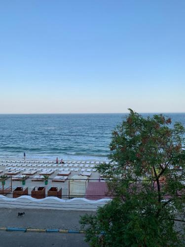 una spiaggia con molte sedie e l'oceano di Bianco a Odessa
