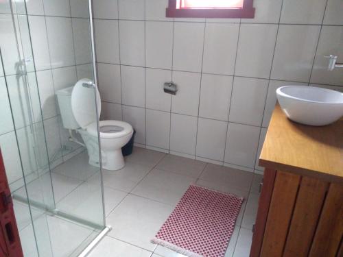 een badkamer met een toilet en een wastafel bij Casa do Aconchego in Tiradentes