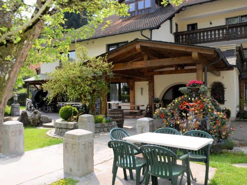 une table et des chaises devant une maison dans l'établissement Café Pension Leistner, à Obertrubach