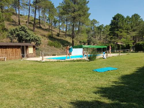 Πισίνα στο ή κοντά στο Chalet lujo en finca Zafiro lagunazo Riopar 5 o 3 dormitorios y 3 Baños Parque Natural del Rio Mundo