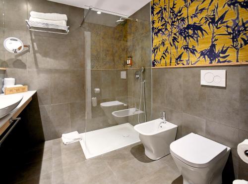 a bathroom with a toilet and a sink at Hotel Bide Bide Tolosa in Tolosa