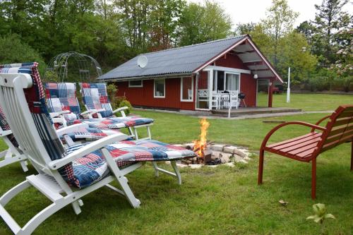 Ein Garten an der Unterkunft Bullerby & Meer - Ferienhaus Lotta