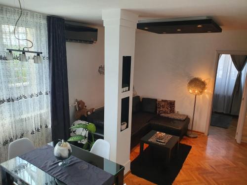 sala de estar con sofá y mesa en Apartment New Belgrade Home, en Belgrado
