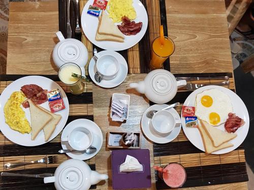 The Lucky Cottage في نوسا ليمبونغان: طاولة عليها أطباق طعام الإفطار