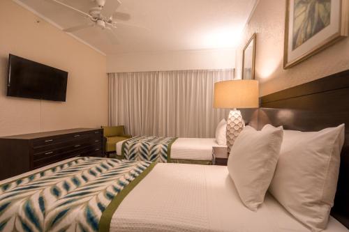
Een bed of bedden in een kamer bij Casa del Mar Beach Resort
