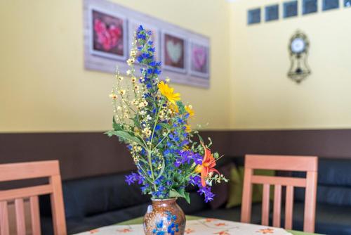 a vase filled with flowers on top of a table at Laubgassl in Mörbisch am See