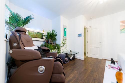 a room with a reclining chair in a living room at Juzz Holiday Lets in London