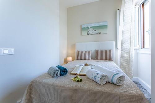 sypialnia z łóżkiem z ręcznikami w obiekcie MY CASA - Massenet w Nicei