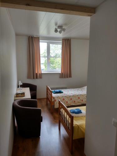 Habitación con 2 camas, sofá y ventana en Kresto en Mäo