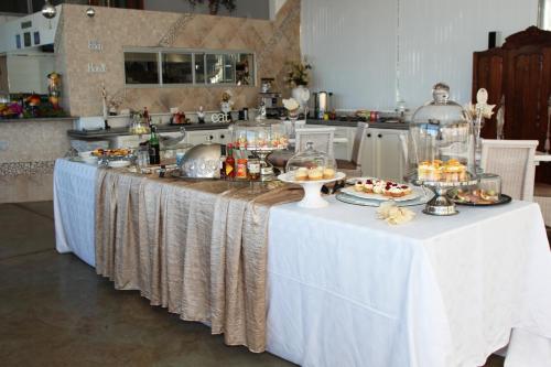 アピントンにあるBelurana River Manorの台所のテーブル