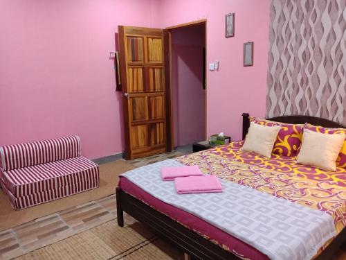 1 dormitorio con 1 cama y 1 silla en Jazepuri - Jaze 3, en Kuching