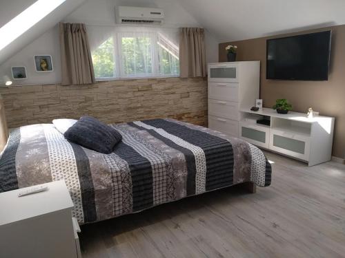 A bed or beds in a room at Füred Apartmanház