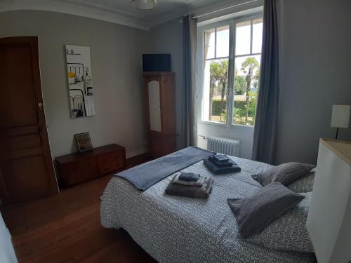 1 dormitorio con 1 cama con 2 toallas en La Garenne, en Bricquebec