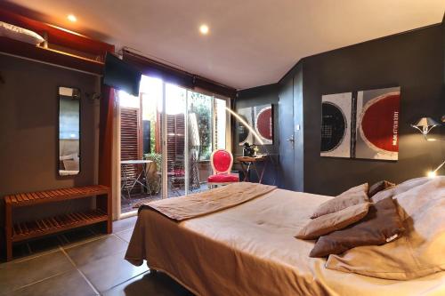 Katil atau katil-katil dalam bilik di La Villa Blanche