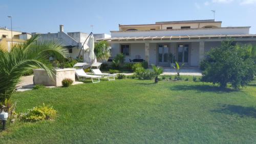 a house with a lawn in front of it at Green space in Giurdignano