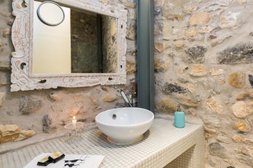 O baie la Muazzo Creta Stone House, a Fairytale Cottage, By ThinkVilla