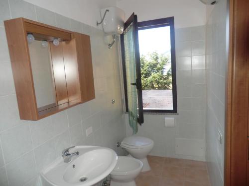 PattadaにあるAgriturismo Lernoのバスルーム(トイレ、洗面台付)、窓が備わります。