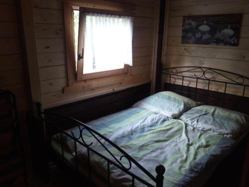 a bed in a room with a window at Ferienhaus im fränkischen Seenland - Altmühltal in Eichstätt