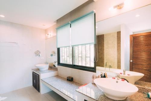 a bathroom with two sinks and a large window at Lilu Villa In Lamai in Lamai