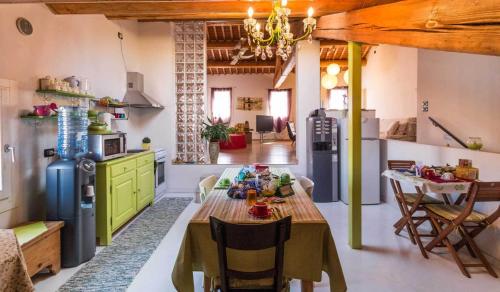 - une cuisine avec une table en bois dans une chambre dans l'établissement B&B Cittabella, à Cittadella