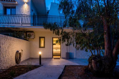 a house with a light on the side of it at Ktima Fabiatos in Skala Kefalonias