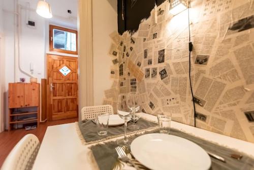 La salle de bains est pourvue d'un lavabo et d'un mur en mosaïque. dans l'établissement Artlovers' flat - Kazinczy street, à Budapest