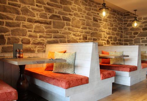 Una cama o camas en una habitación de The Raeburn