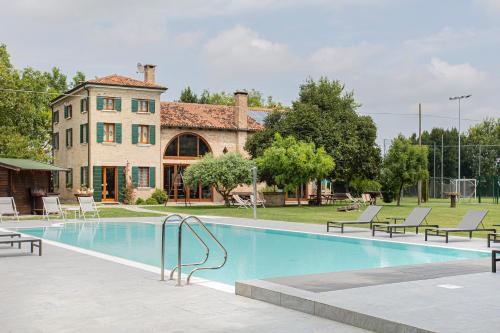 - une piscine en face d'une maison dans l'établissement Casolare La Quercia, à Correzzola