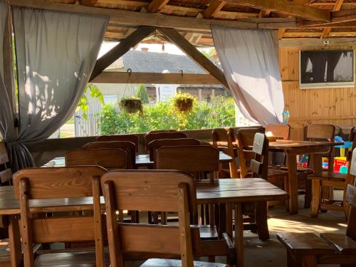 Ресторант или друго място за хранене в Villa Lukash