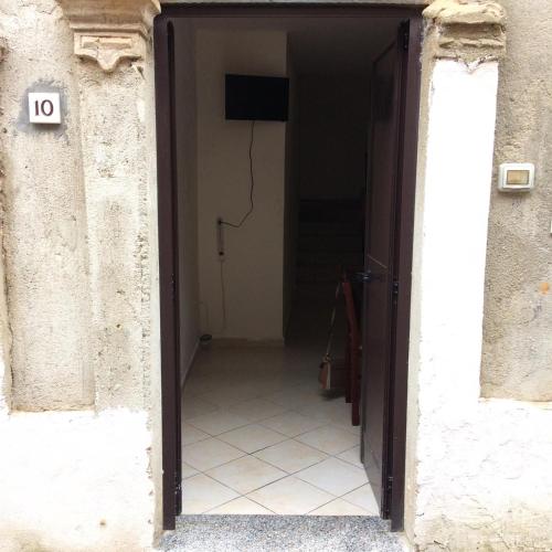 an open door to a hallway with a tile floor at Casa vacanze zaccanopoli in Zaccanopoli
