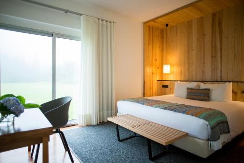 a hotel room with a bed and a window at Furnas Lake Forest Living in Furnas