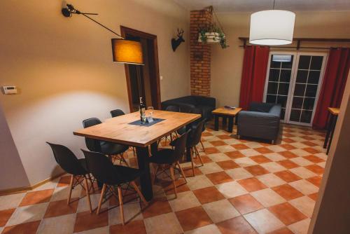 a dining room with a table and chairs at Leśna Oaza in Borek