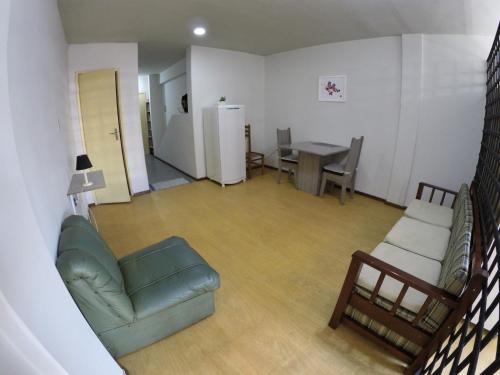 - un salon avec un canapé et une table dans l'établissement Apartamento no Centro de Friburgo, à Nova Friburgo