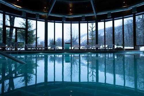 - une piscine dans un bâtiment avec vue sur les montagnes dans l'établissement Hotel Termas Chillán, à Nevados de Chillan