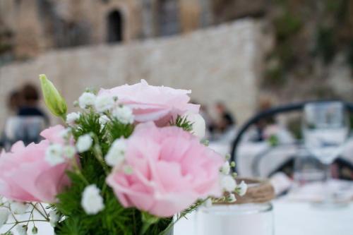 a vase filled with pink flowers on a table at Charme in Perillis in Popoli