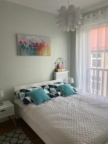 ein Schlafzimmer mit einem Bett und einem Wandgemälde in der Unterkunft Apartament Smart in Stettin